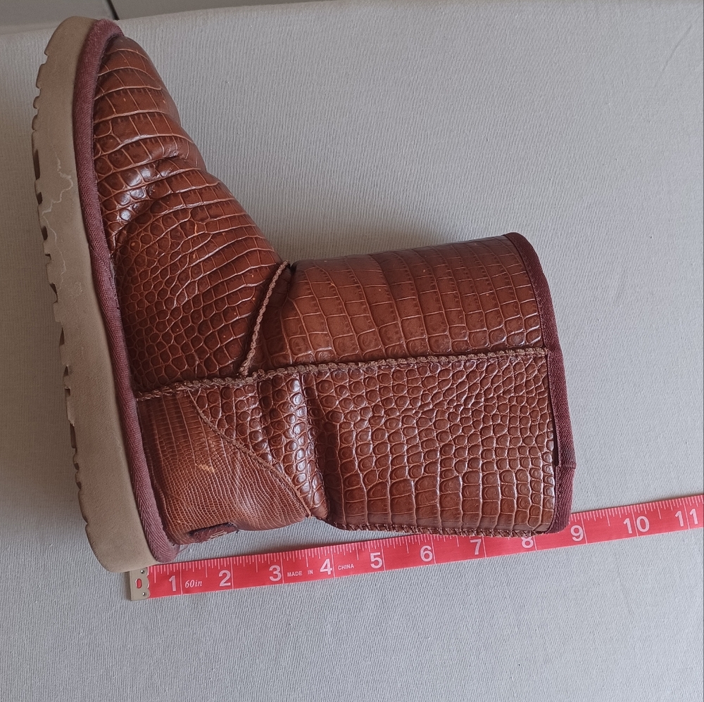 UGG Women's 5 Classic Short Crocodile Embossed Red/Brown Leather Boots - Picture 11 of 16
